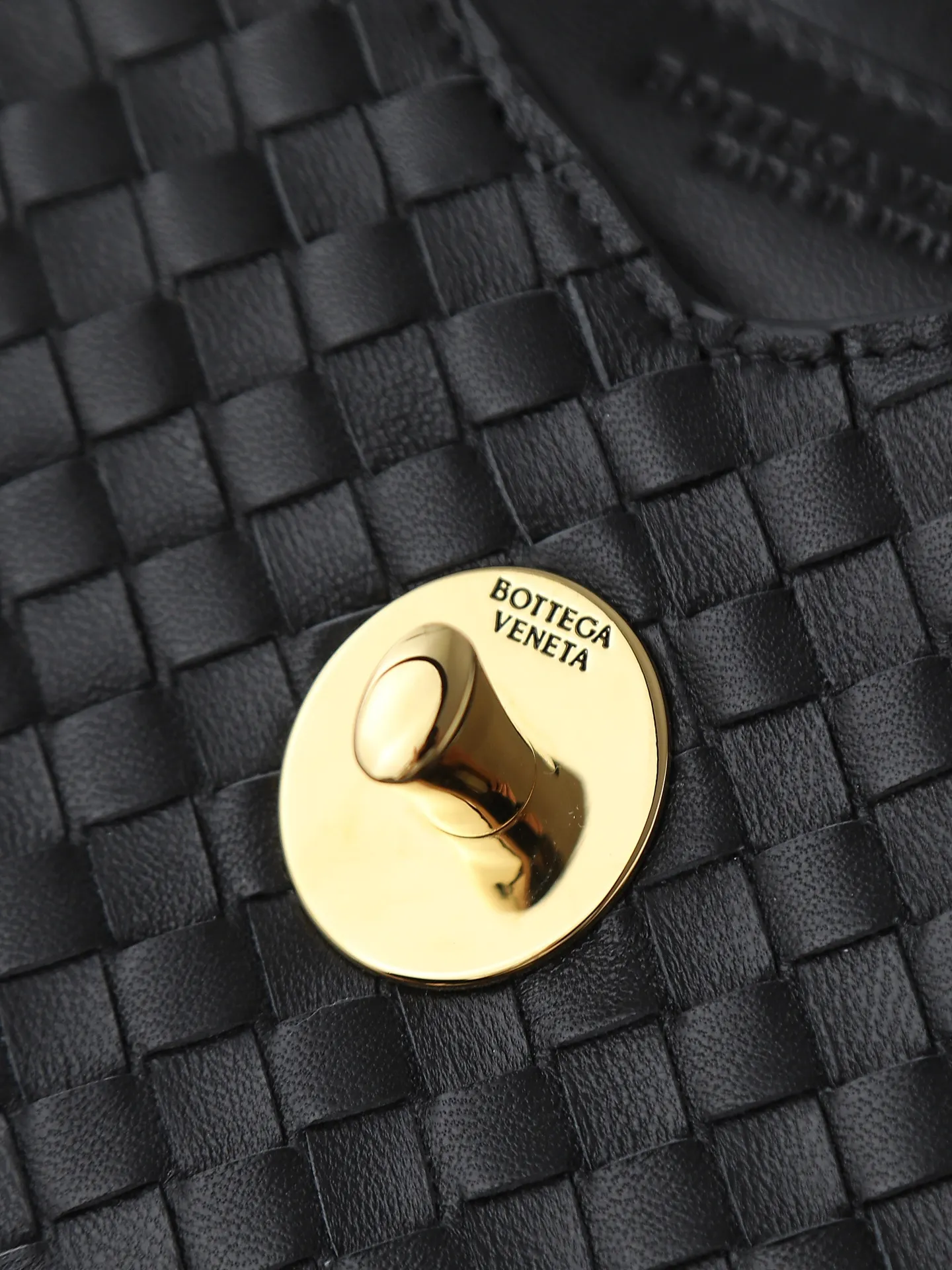 980 BV's new early spring Knot Lock series of new bags are now on the market! The entire bag shape is presented with 10mm Intrecciato weaving technology, and is equipped with Knot x3 rotating buttons! There are compartments and multiple card slots inside! It is a versatile commuter bag that can be used in various occasions. It has multiple carrying methods, and the shoulder strap is also detachable, such as hand-held, shoulder-carrying, and cross-body. Retro and fashionable, the exquisite old money style is easy to handle! Size: 25*16*5.5cm Style number: 817191